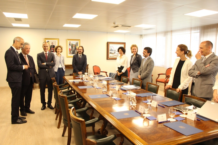 Moments abans d'iniciar la reunió de treball amb el cap negociador de la Unió Europea per a l’acord d’associació del Servei Europeu d’Acció Exterior, Thomas Mayr-Harting, i el cap negociador adjunt, Claude Maerten.