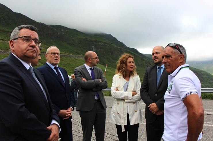 El director general de FEDA, Albert Moles; la ministra de Medi Ambient, Agricultura i Sostenibilitat, Sílvia Calvó i el cònsol d'Encamp, Jordi Torres conversen amb els veïns del Pas i els responsables d'EDF.