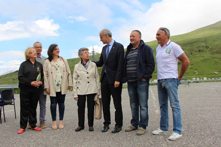 El cap de Govern, Toni Martí, amb els veïns del Pas de la Casa que han assistit a l'acte.