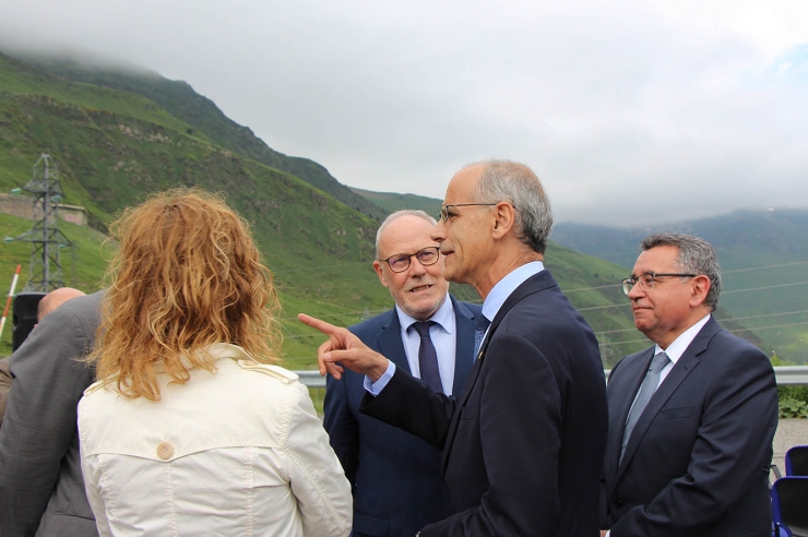 El cap de Govern, Toni Martí, conversa amb els responsables d'EDF.