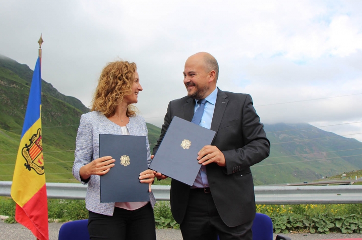 La ministra de Medi Ambient, Agricultura i Sostenibilitat, Sílvia Calvó i  el cònsol d'Encamp, Jordi Torres, durant la signatura del conveni.