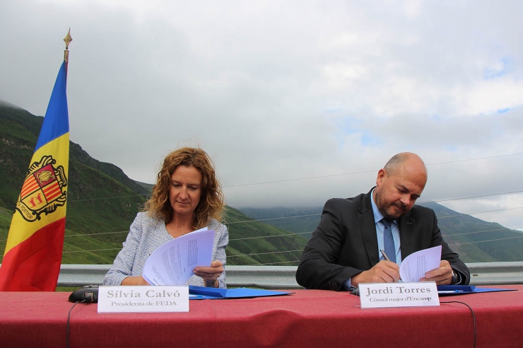 La ministra de Medi Ambient, Agricultura i Sostenibilitat, Sílvia Calvó i el cònsol d'Encamp, Jordi Torres, durant la signatura del conveni.