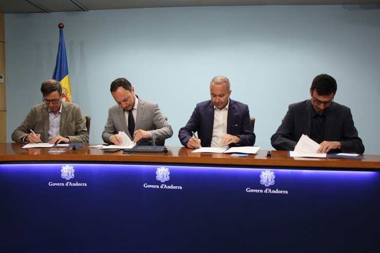 Els representants de cada empresa i el ministre durant la signatura dels tres convenis.