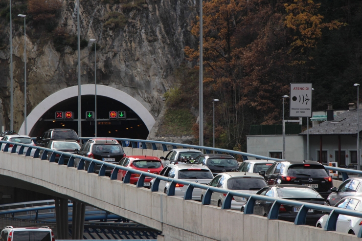 Cues de sortida de vehicles abans de l'entrada a Sant Julià de Lòria.