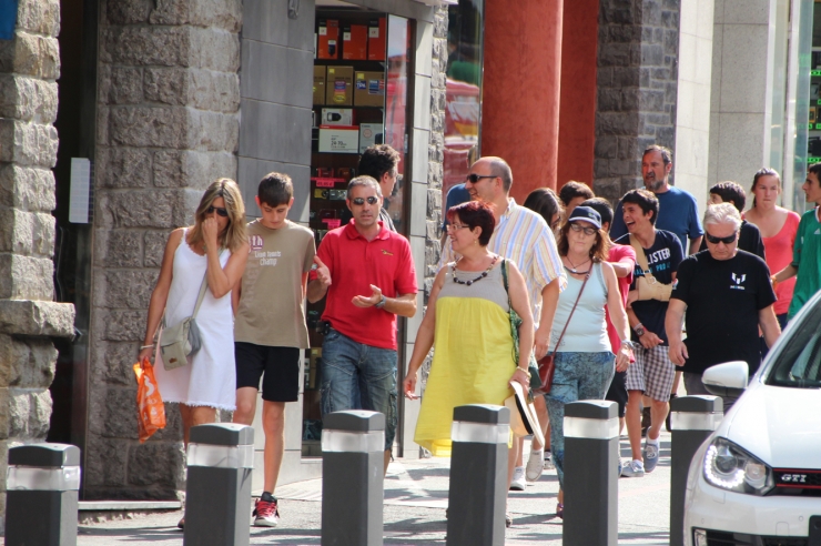 Turistes per l'avinguda Meritxell.
