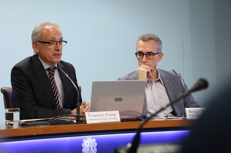 El ministre de Turisme, Francesc Camp, i el cap d'àrea de Turisme, Sergi Nadal, durant la roda de premsa posterior al consell de ministres en què han explicat el nou reglament.