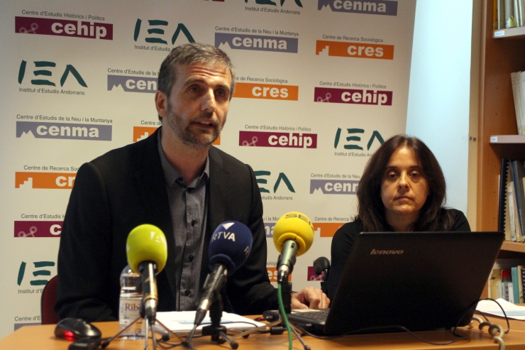 La investigadora del CRES, Pepa Batalla, i el director del CRES, Joan  Micó, presenten els resultats de l'estudi 'El mercat de treball a  Andorra'.