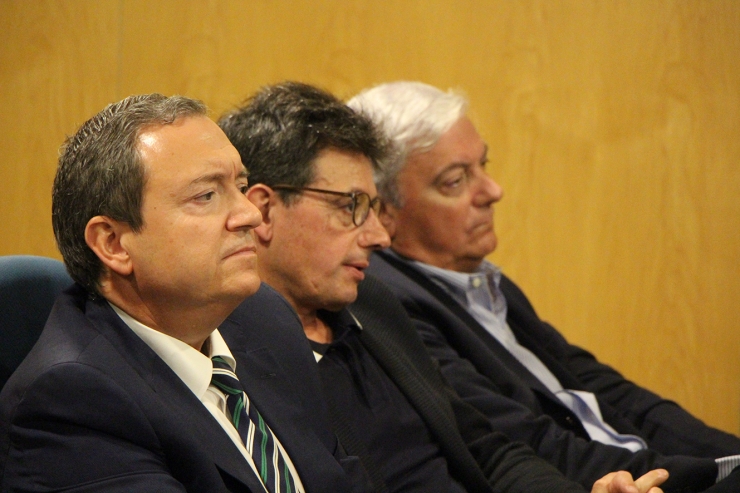 El president de la comissió Marca Andorra i Comunicació, Pere Augé; el president de la CEA, Xavier Altimir, i el vicepresident, Gerard Cadena, escolten les explicaciones del ministre Jordi Cinca sobre el conveni per a la Marca Andorra.