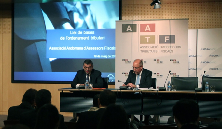 El tresorer Joan Miquel Rascagneres i el president de l'Associació d'Assessors Tributaris i Fiscals, Joan Oliver, durant una conferència.