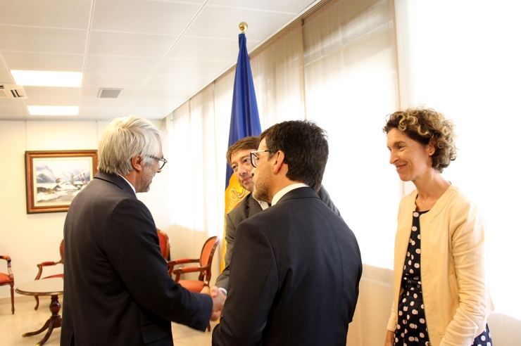 El director del Centre de Política Tributària i Administració de l'OCDE, Pascal Saint-Amans, saluda la ministra d'Afers Exteriors, Maria Ubach i el director general de Tributs i Fronteres, Albert Hinojosa.