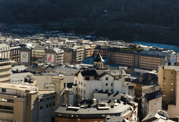 Immobles d'Andorra la Vella vistos des del rec del Solà.