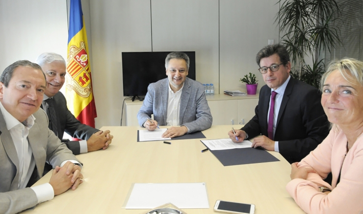 El ministre d'Economia, Competitivitat i Innovació, Gilbert Saboya, i el president de la Confederació Empresarial Andorrana (CEA), Xavier Altimir, signen l'acord en presència dels membres de la CEA, Gerard Cadena, Pere Augé i Sílvia Gabarre.