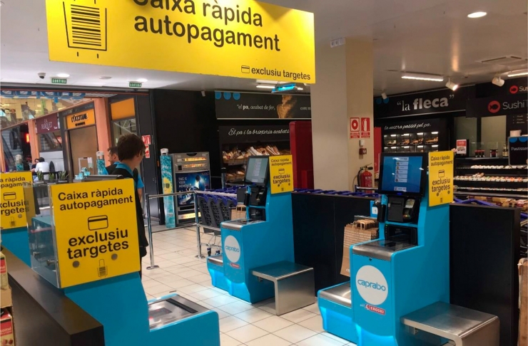 Les caixes de pagament automàtic al Caprabo de l'illa Carlemany.