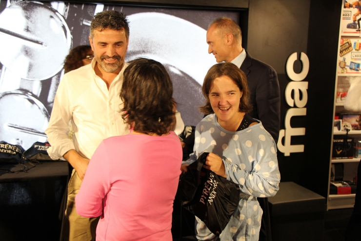 El president d'Special Olympics Andorra, Àlex Terés, entrega les bosses als esportistes.
