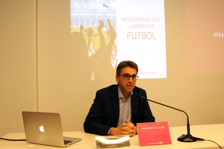 El portaveu d'Andorra Telecom, Carles Casadevall, en la roda de premsa per explicar els canvis en el futbol.