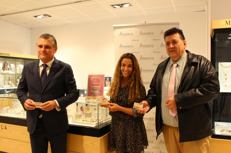 El subdirector de vendes del grup Pyrénées, Cyrille Gaston; Marta Cerqueda, de MO i el president d’Assandca, Josep Saravia, durant la presentació de la polsera solidària.