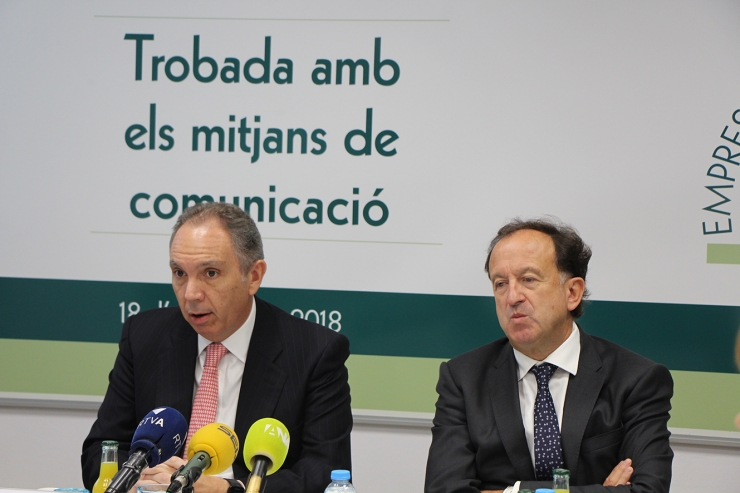 El president i el secretari tècnic de l'Empresa Familiar Andorrana (EFA), Francesc Mora i Joan Tomàs durant la roda de premsa d'aquest dijous.