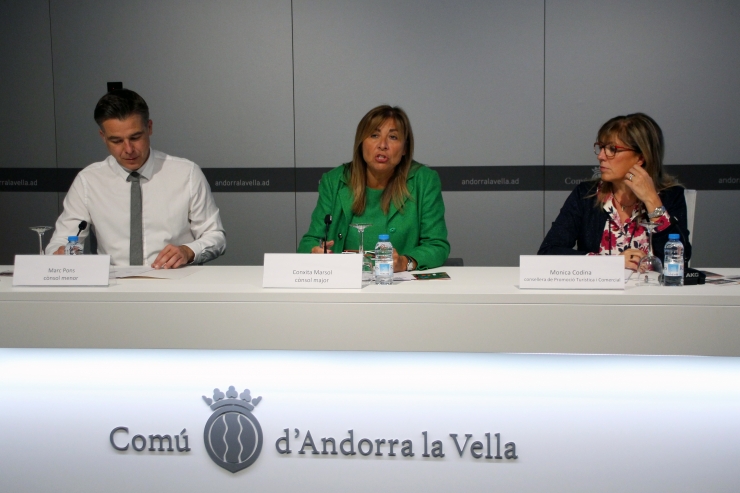 El cònsol menor d'Andorra la Vella, Marc Pons, la cònsol major,  Conxita Marsol, i la consellera de Promoció Turística i Comercial,  Mònica Codina, presenten la 40a edició de la Fira d'Andorra la Vella.
