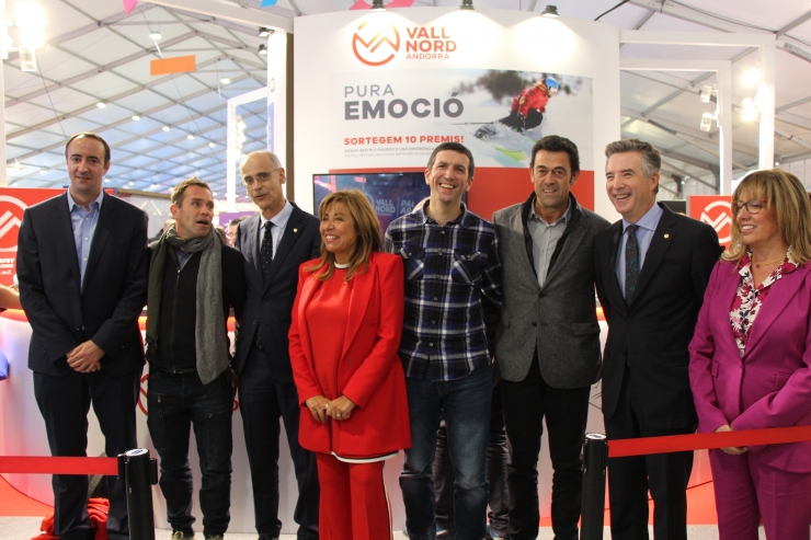 Foto de grup de Vallnord amb el director d'Ordino Arcalís, Xavier Ajona, al centre; així com el cap de Govern, Toni Martí, la consellera de Promoció Turística i Comercial del comú d'Andorra la Vella, Mònica Codina, i la cònsol Conxita Marsol, aquest divendres a la Fira d'Andorra la Vella.