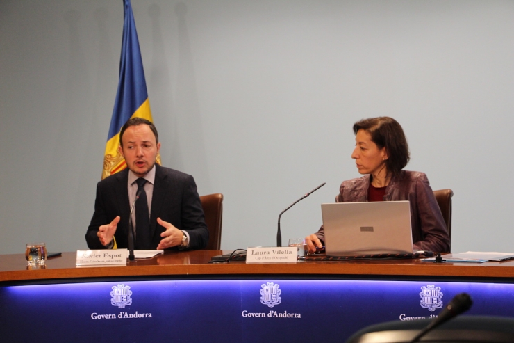 El ministre d'Afers Socials, Justícia i Interior, Xavier Espot, i la  cap d'àrea d'Ocupació, Laura Vilella, fan balanç de les millores  introduïdes al Servei d'Ocupació.