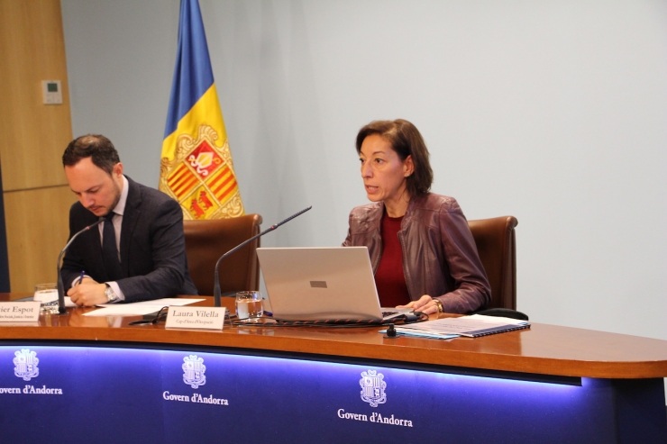 El ministre d'Afers Socials, Justícia i Interior, Xavier Espot, i la  cap d'àrea d'Ocupació, Laura Vilella, fan balanç de les millores  introduïdes al Servei d'Ocupació.