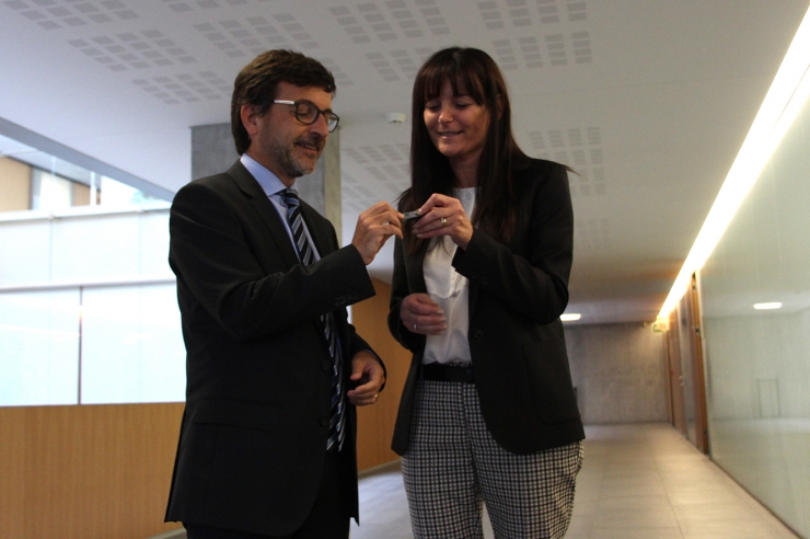 El ministre de Finances, Jordi Cinca, lliurant el pressupost a la subsíndica general, Mònica Bonell.