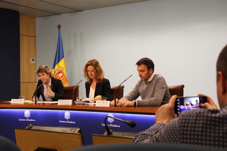 La CEO d'Univers Bomosa, Gemma Riu; la ministra de Medi Ambient,  Agricultura i Sostenibilitat, Sílvia Calvó; i el director de Bio Bio, Daniel Bassas, en la roda de premsa per presentar el contingut dels convenis.