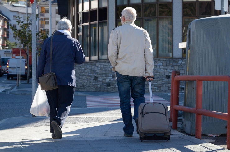 Dos turistes en un carrer d'Andorra.