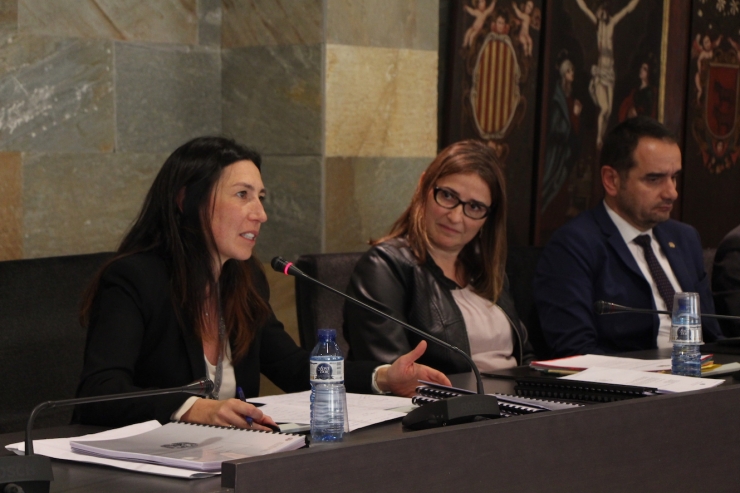 Les conselleres de l'oposició, Eva Choy i Sandra Tudó.