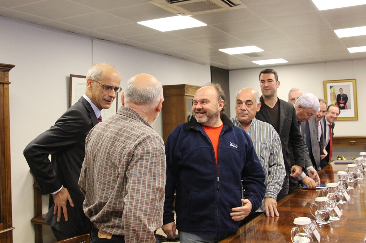 El cap de Govern, Toni Martí, saluda els representants dels sindicats i el sector empresarial presents a la reunió sobre les mesures socials.