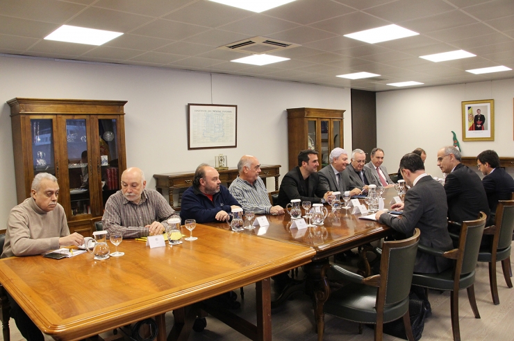 Un moment de la reunió entre el Govern i els representants dels sindicats i  el sector empresarial sobre les mesures socials.