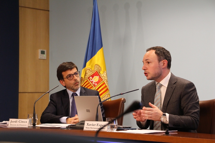 Un moment de la roda de premsa que han ofert el ministre de Finances i el d'Afers Socials, Justícia i Interior, Xavier Espot, aquest dimarts.