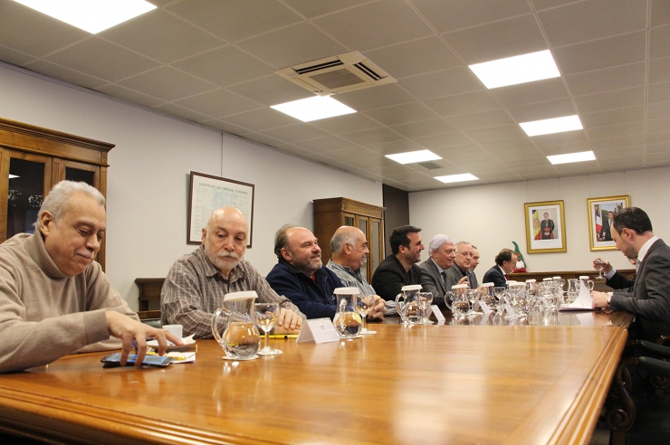 Els representants sindicals i empresarials, presents a la reunió que han mantingut aquest dimarts al matí amb el Govern per tractar les mesures socials.