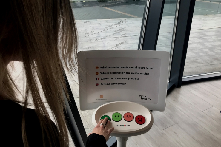 Una visitant fent una enquesta de satisfacció.