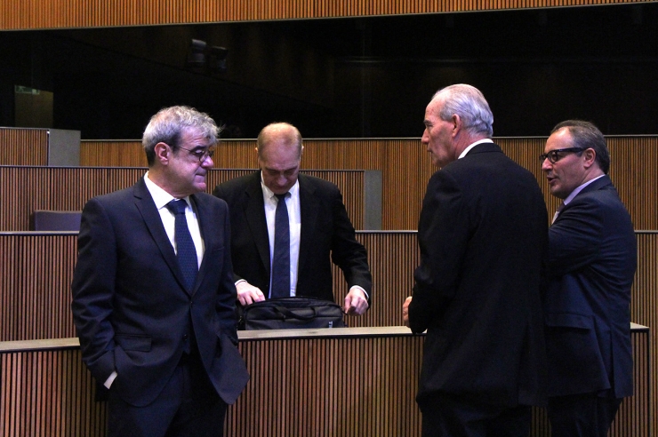 Els consellers demòcrates Ladislau Baró i Miquel Aleix conversen amb els consellers d'UL-IM Josep Pintat i Joan Carles Camp.
 