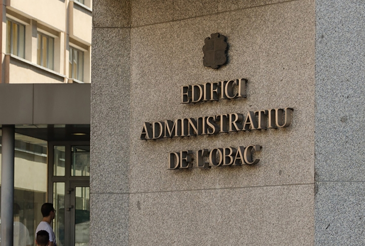Entrada a l'edifici administratiu de l'Obac, seu del departament d'Immigració.