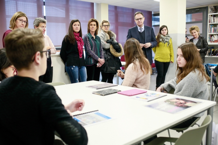 L'equip del ministeri d'Educació i Ensenyament Superior i Esade visiten als alumnes de l'escola andorrana de segona ensenyança de Santa Coloma.