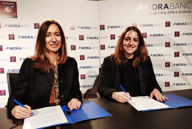 La directora general adjunta de MoraBanc, Gisela Villagordo, signa el conveni amb la presidenta del Patronat de les Dames de Meritxell, Cristina Cerqueda.
 