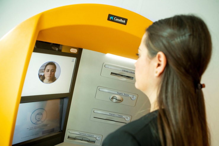 Un dels caixers amb reconeixement facial.