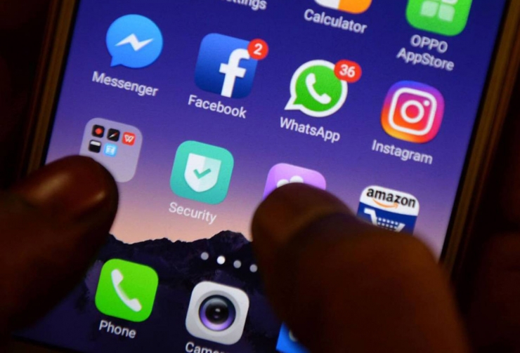 Un usuari utilitza un telèfon mòbil amb WhatsApp.
