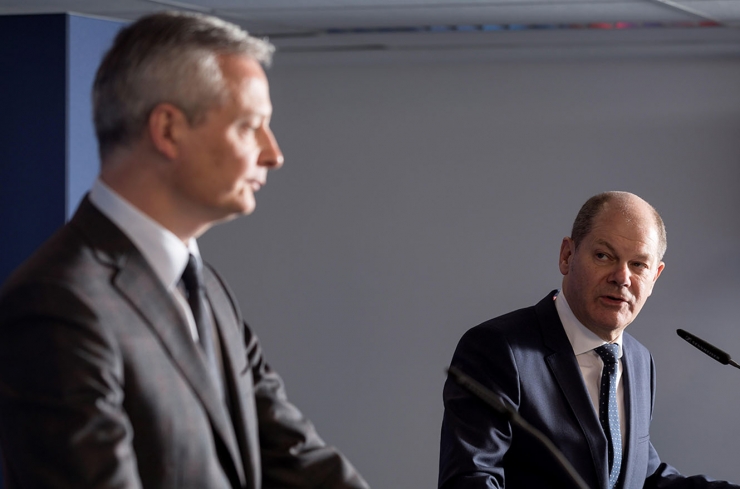 El ministre francès de Finances, Bruno Le Maire (esq), i el seu homòleg alemany, Olaf Scholz (dreta), en una roda de premsa després de participar en la reunió dels ministres d'Economia i Finances de la UE, Ecofin, aquest dimarts a Brussel·les (Bèlgica).