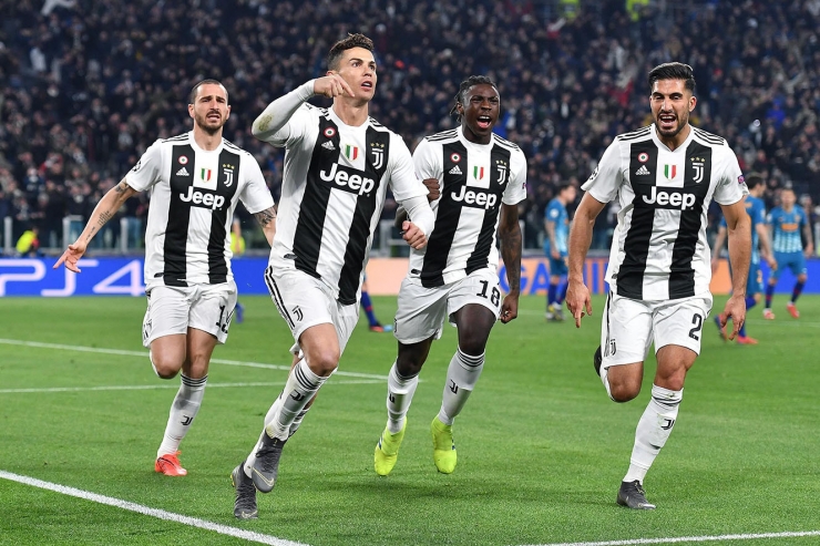 El davanter de la Juventus, Cristiano Ronaldo, celebra amb tres companys un dels gols que va marcar aquest dimarts en el partit de tornada dels vuitens de final de la Lliga de Campions contra l'Atlètic de Madrid a l'Allianz de Torí.