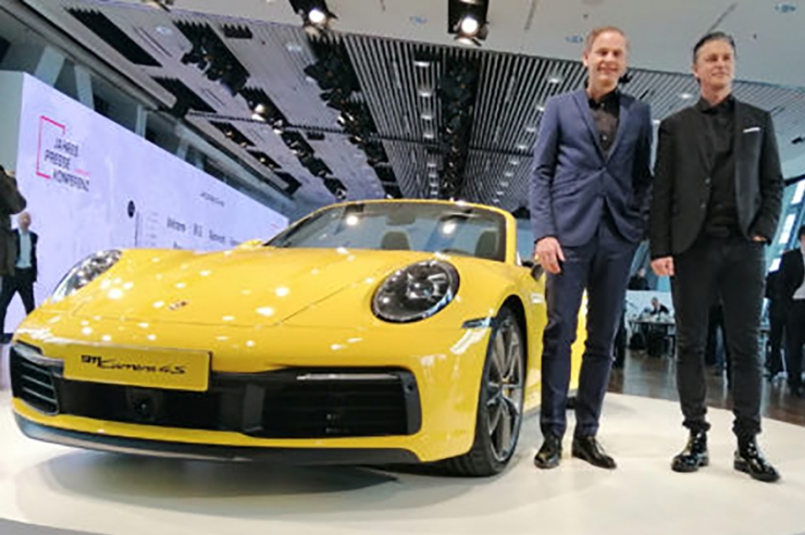 El conseller delegat de Porsche, Oliver Blume, i el responsable de finances de Porsche, Luttz Mesche, junt al Porsche Carrera 4S Cabriolet.
 
 
 
 