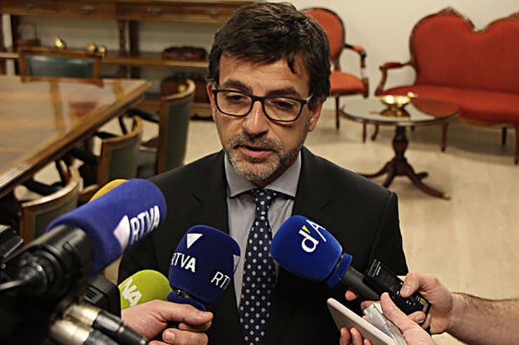 El ministre de Finances en funcions, Jordi Cinca atenent els mitjans de comunicació.
 