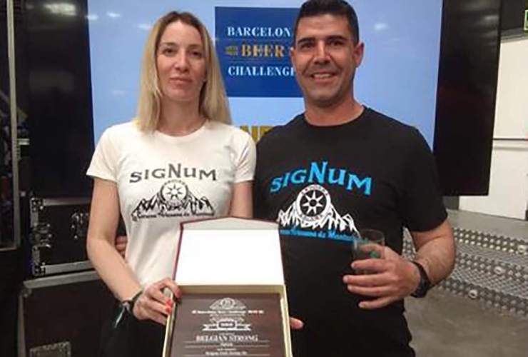 Els responsables de Signum amb el premi.
 
 