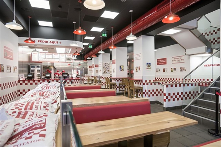 Interior d'un local de 'Five Guys'.