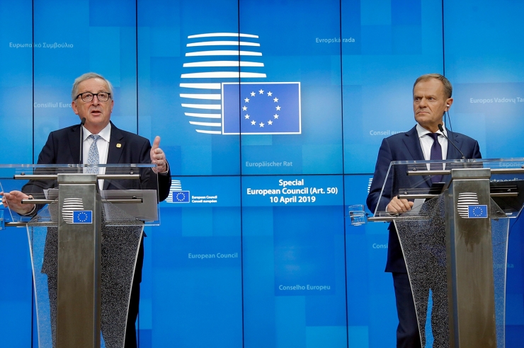 El president del Consell de la Unió Europea, Donald Tusk (dreta), i el president de la Comissió Europea, Jean-Claude Juncker (esquerra), en la roda de premsa que han ofert la matinada d'aquest dijous.
 
 