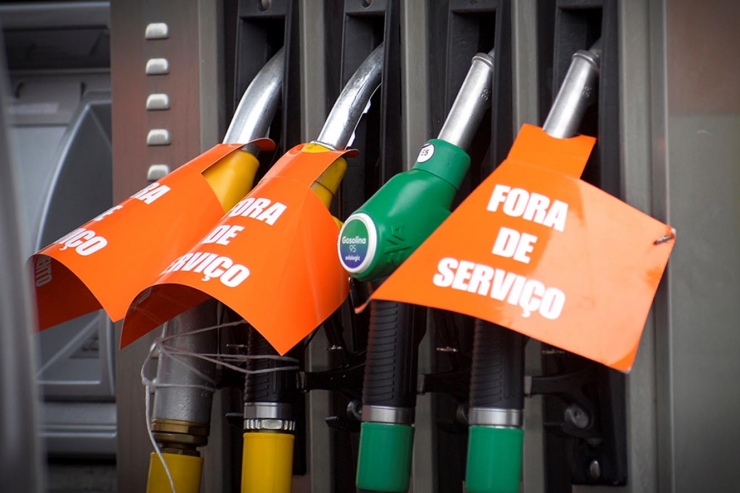 Cartells de fora de servei en una gasolinera de Lisboa durant la vaga de transportistes que afecta des de dilluns el país.