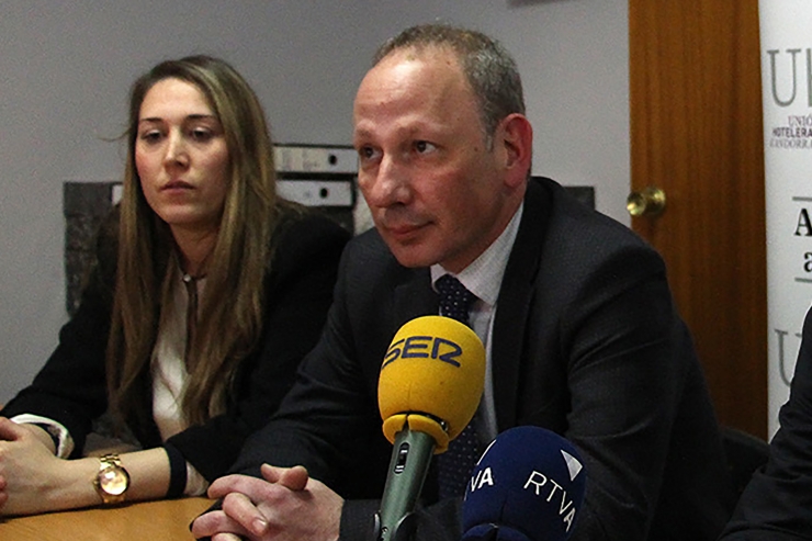El president i la directora de la Unió Hotelera, Carles Ramos i Sarah-Jane Giménez.