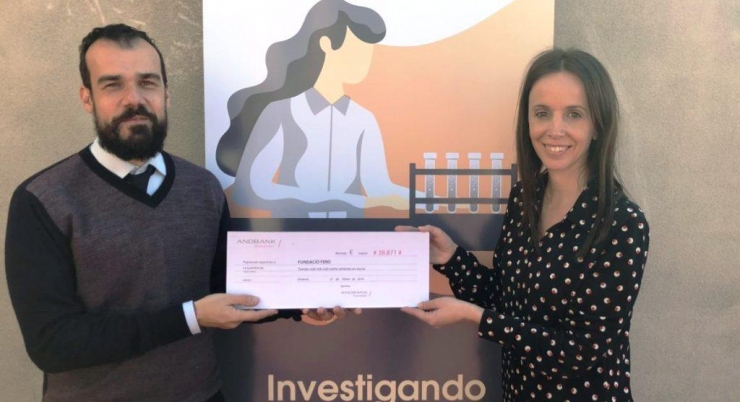 Rubén Ventura, director científic de la Fundació Fero, i Núria Rocamora, responsable de màrqueting global del grup Andbank amb el xec.
 
 
 
 